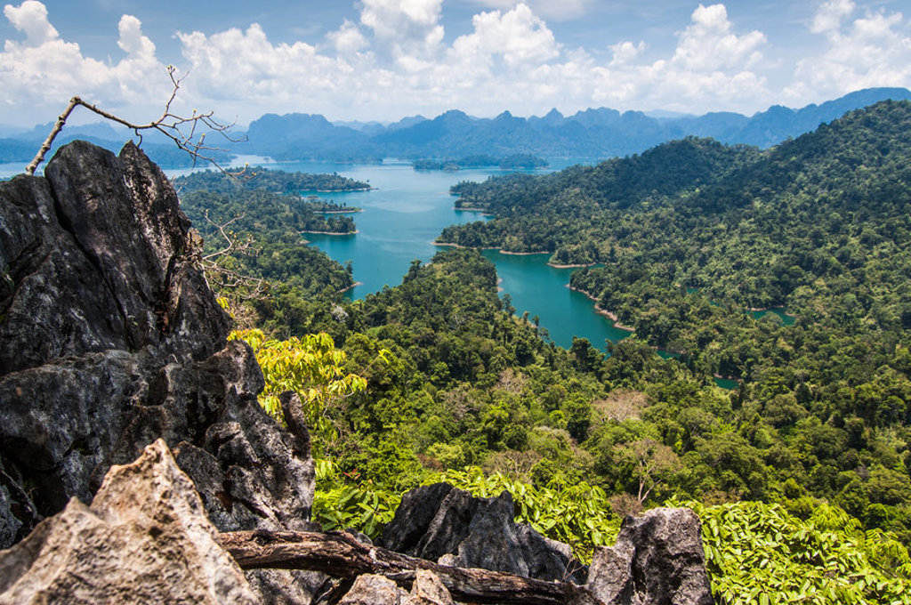 Uitzicht over het regenwoud en het stuwmeer van Khao Sok Nationaal Park in Thailand.