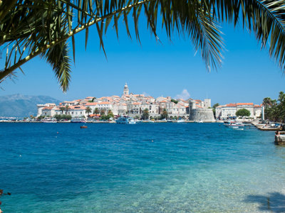 Uitzicht op de oude stad Korčula aan de Adriatische Zee, Kroatië.