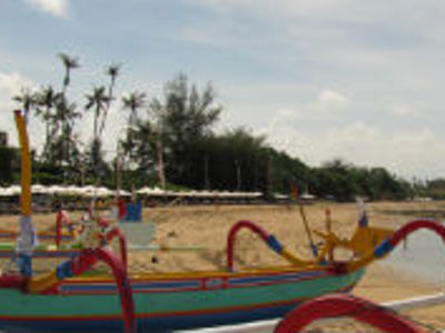 Traditionele kleurrijke vissersboot op het strand van Bali tijdens de route Bali en Lombok.