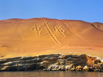 Paracas Candelabra-geoglief op een zandheuvel langs de kust van Peru.