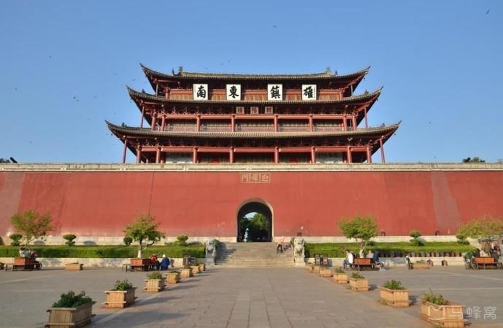 Traditionele Chinese pagode met meerdere verdiepingen, gezien tijdens groepsrondreis China & Vietnam.