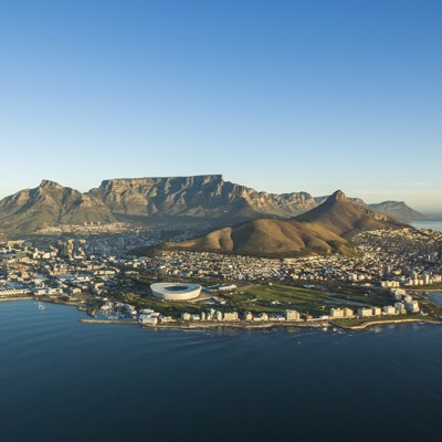 Panorama van Kaapstad met de Tafelberg en de kustlijn, Zuid-Afrika.