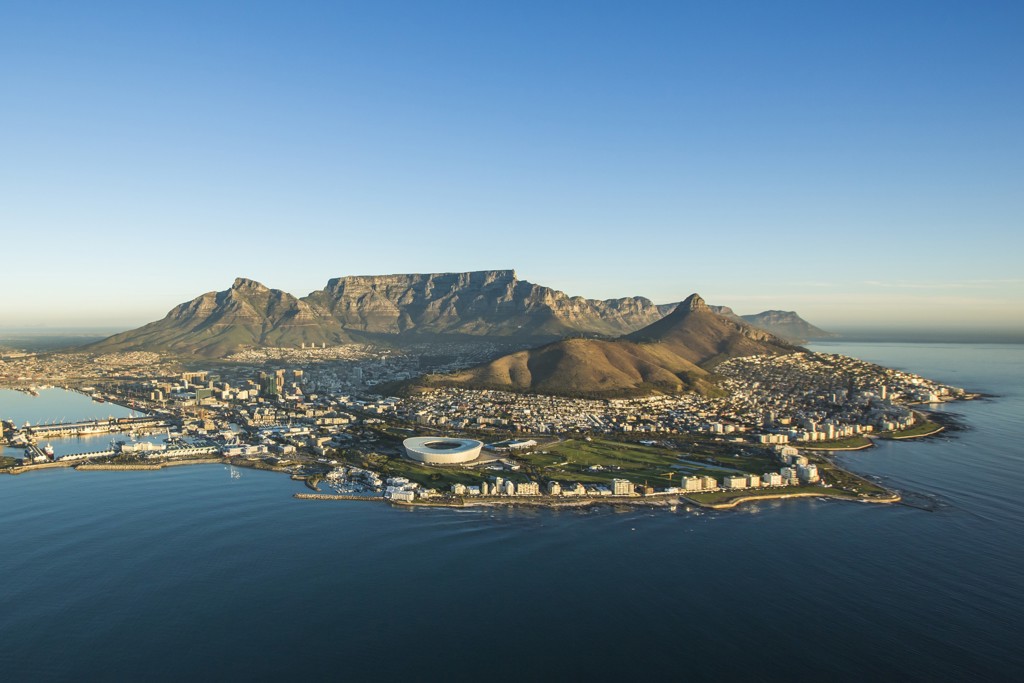 Panorama van Kaapstad met de Tafelberg en de kustlijn, Zuid-Afrika.