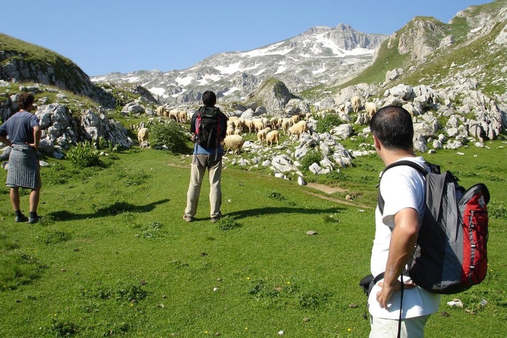 Wandelaars op bergpad tijdens wandelvakantie Peaks of the Balkan in Albanië.