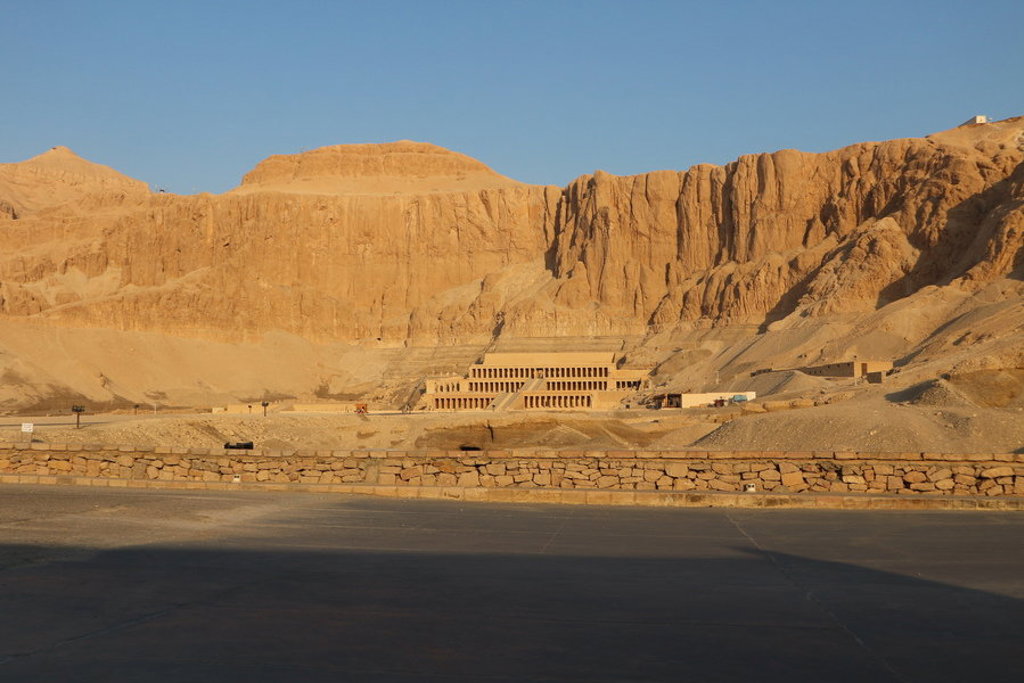 Tempel van Hatsjepsoet bij Luxor, tegen de rotswand in de Vallei der Koningen in Egypte.