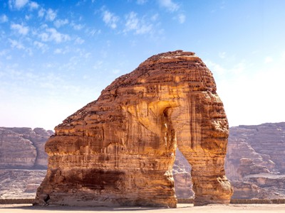 Olifantenrots in AlUla, Saoedi-Arabië, een natuurlijke zandstenen rotsformatie in de woestijn.