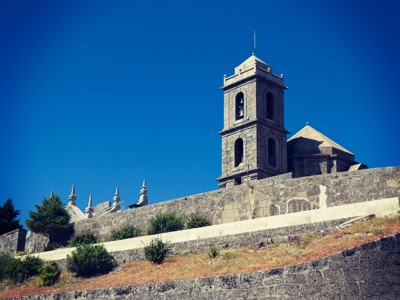Kerk met klokkentoren op een heuvel in de Douro Vallei, Portugal.