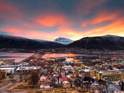 Uitzicht op Tromsø met brug en fjord bij zonsondergang, tijdens de zeilreis met de Antigua -.