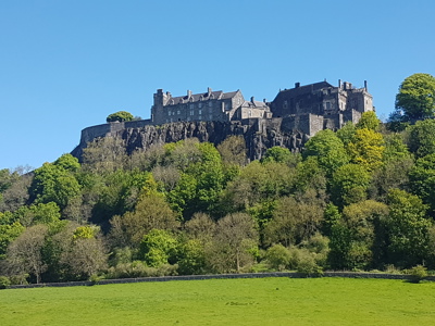 Stirling Castle op een rots boven het groene landschap in Schotland.