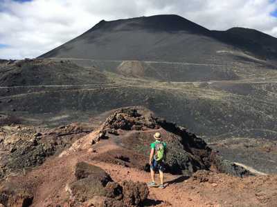 Wandelaar op vulkanisch lavalandschap op Tenerife, Route 10-daagse wandelvakantie Tenerife & La Palma.