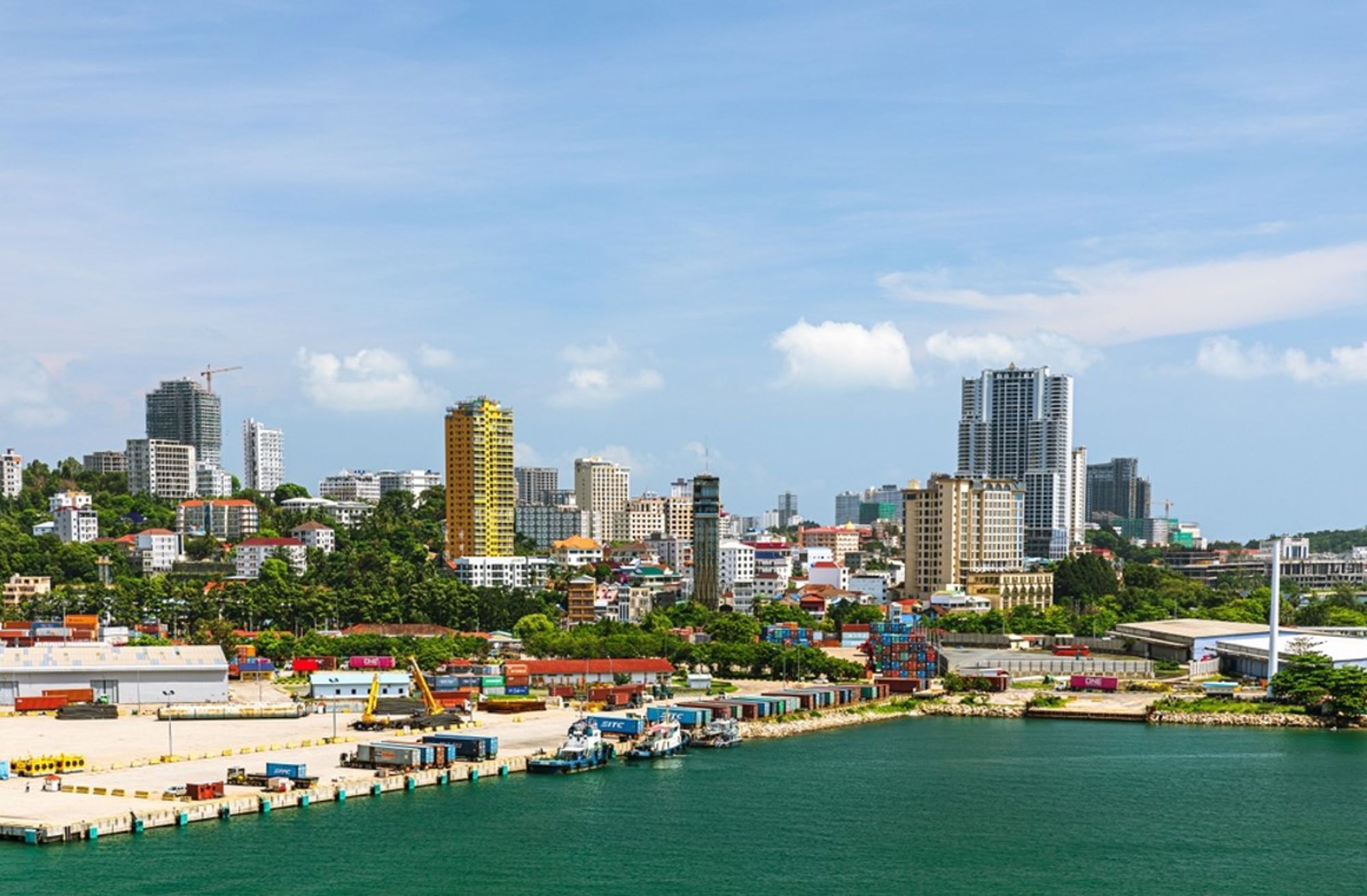Skyline van Sihanoukville met haven en containers aan de kust in Cambodja.
