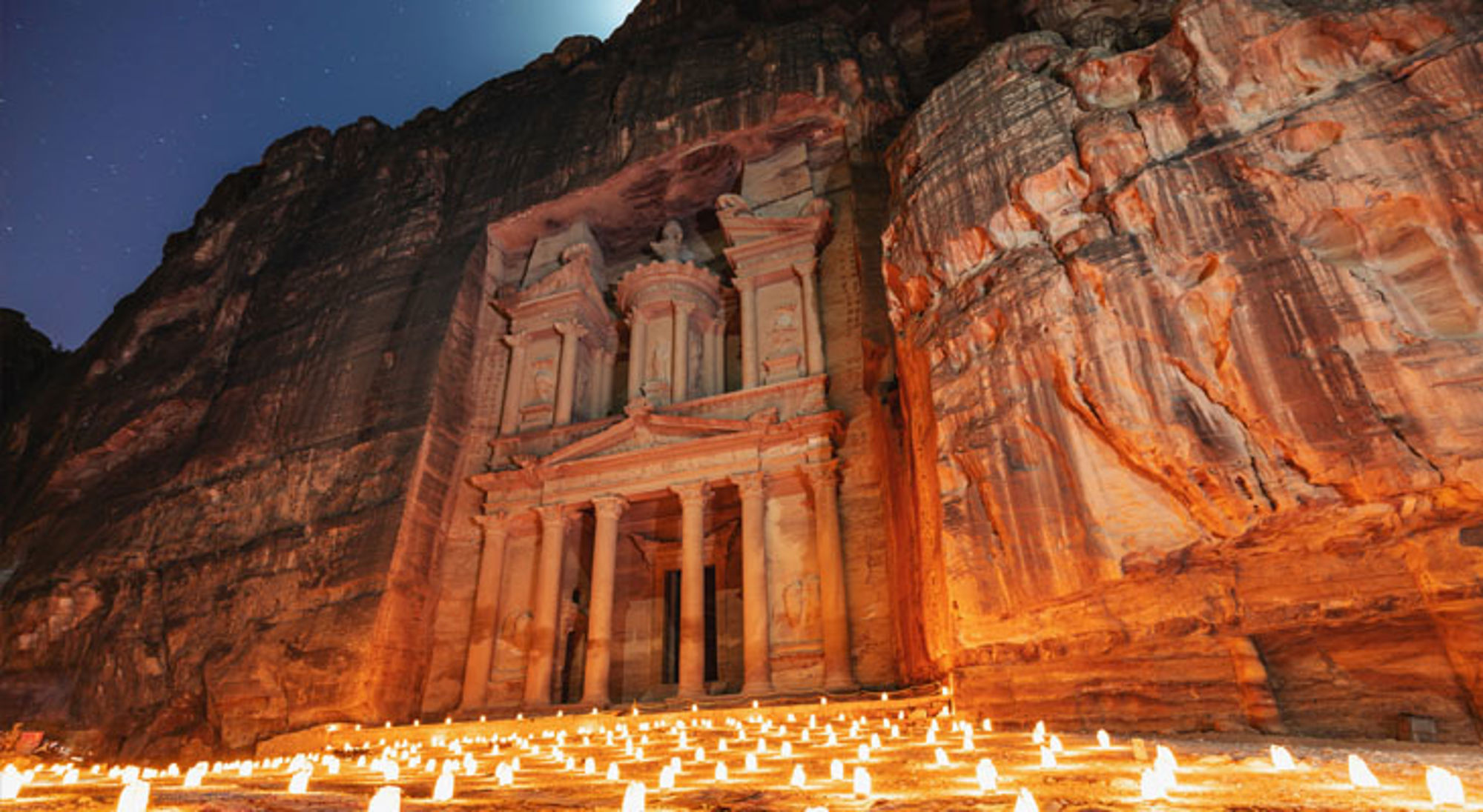 Treasury of Al Khazneh Jordanië De Schatkamer (Al-Khazneh) in Petra, Jordanië, verlicht met kaarsen tijdens Petra by Night.