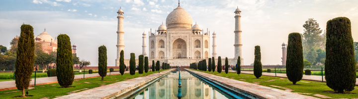 Taj Mahal in Agra met reflectievijver en tuinen, bestemming van de droomreis naar India.