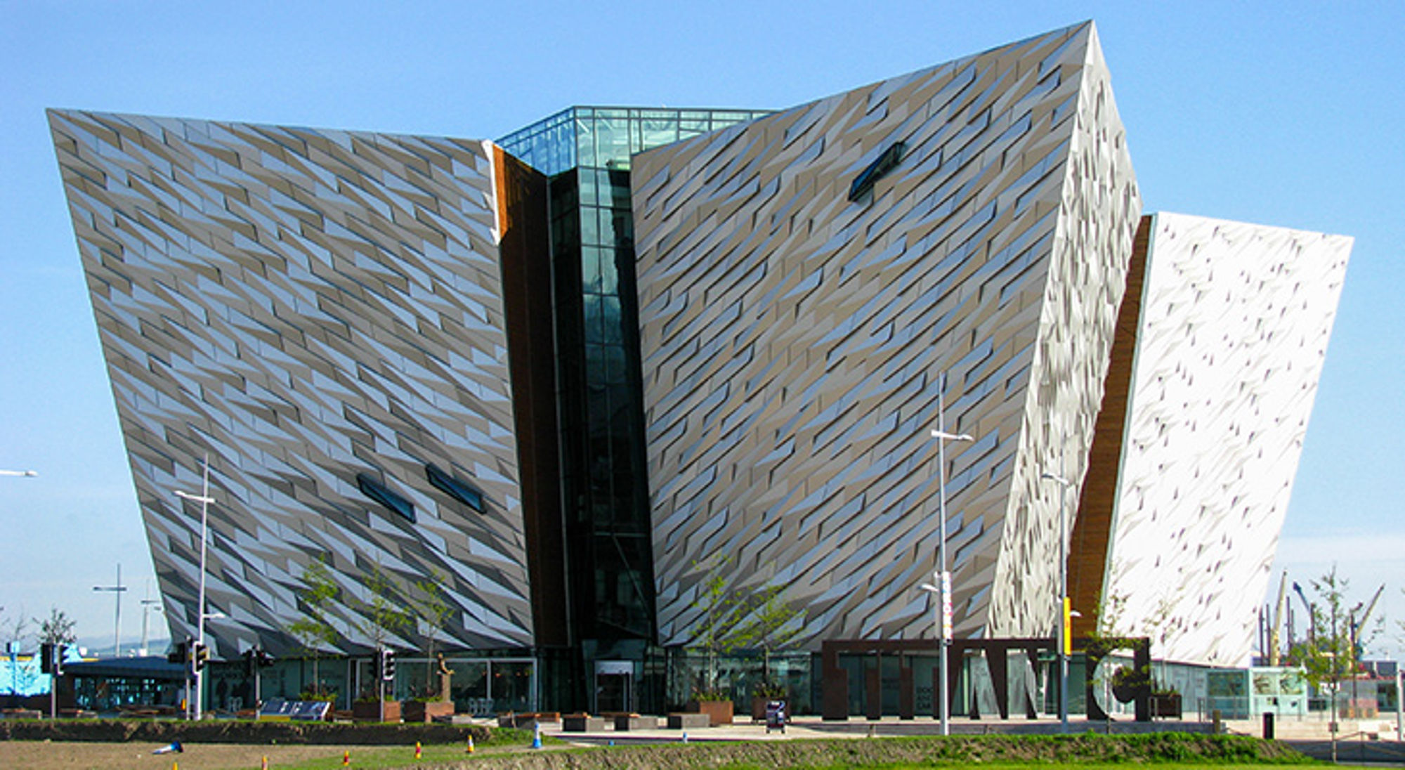 Titanic Museum, Belfast, Noord-Ierland Moderne gevel van het Titanic Museum Belfast met zilverkleurige panelen en glazen entree.