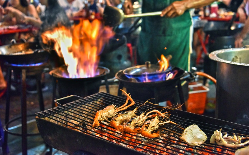 Gegrilde garnalen op een Thaise streetfoodmarkt tijdens de groepsrondreis Thailand Noord en Zuid Hoogtepunten.