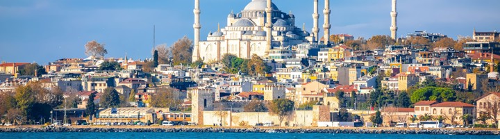 Sultan Ahmetmoskee met minaretten en koepels boven de skyline van Istanbul, gezien vanaf het water.