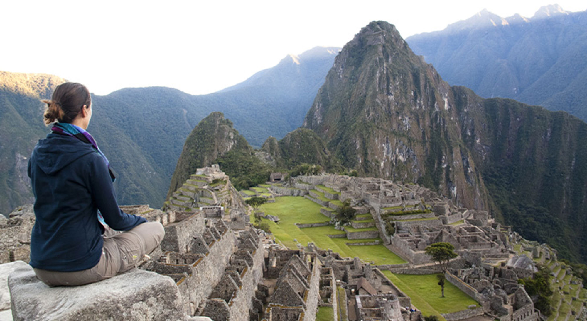 Uitzicht op Machu Picchu met Huayna Picchu op de achtergrond.