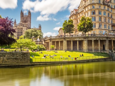 Uitzicht op Bath Abbey en het grasveld aan de River Avon in Bath, Engeland.