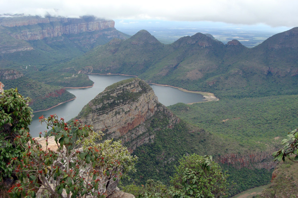 Panorama over de Blyde River Canyon met kronkelende rivier en groene bergen in Zuid-Afrika.