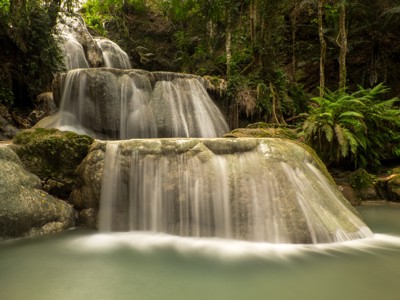 Waterval met natuurlijke terrassen in het regenwoud op Bali tijdens de route Timor, Sumba & Bali (22 dagen).