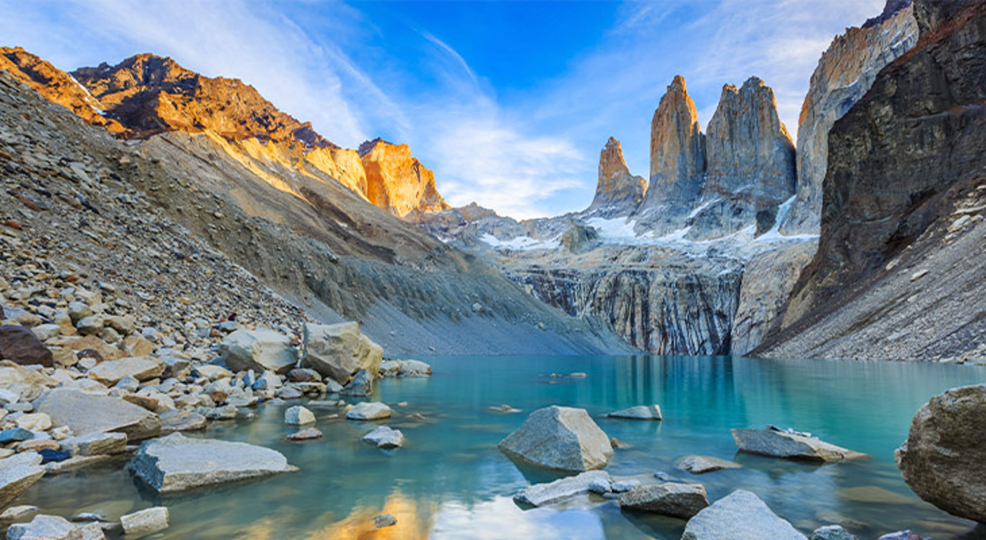 Mirador Las Torres Patagonië Turquoise bergmeer met rotsen en de granieten pieken van Torres del Paine bij zonsopkomst.
