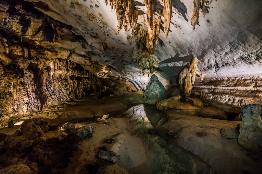 Verlichte grot met stalactieten en stalagmieten in Maleisisch Borneo tijdens familiereis.