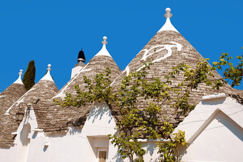 Trulli-huizen met kegelvormige daken in Puglia, Italië.