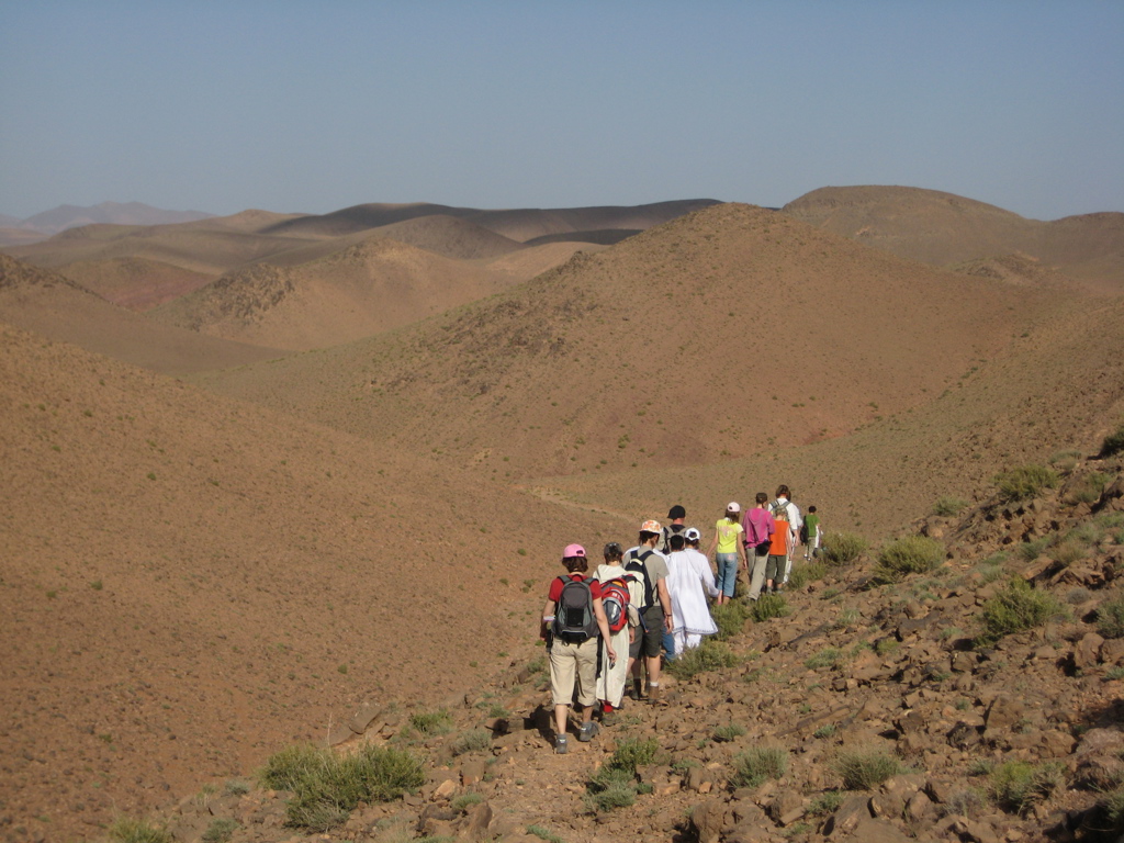 Groep wandelaars tijdens rondreis Marokko wandelreis door het Atlasgebergte.