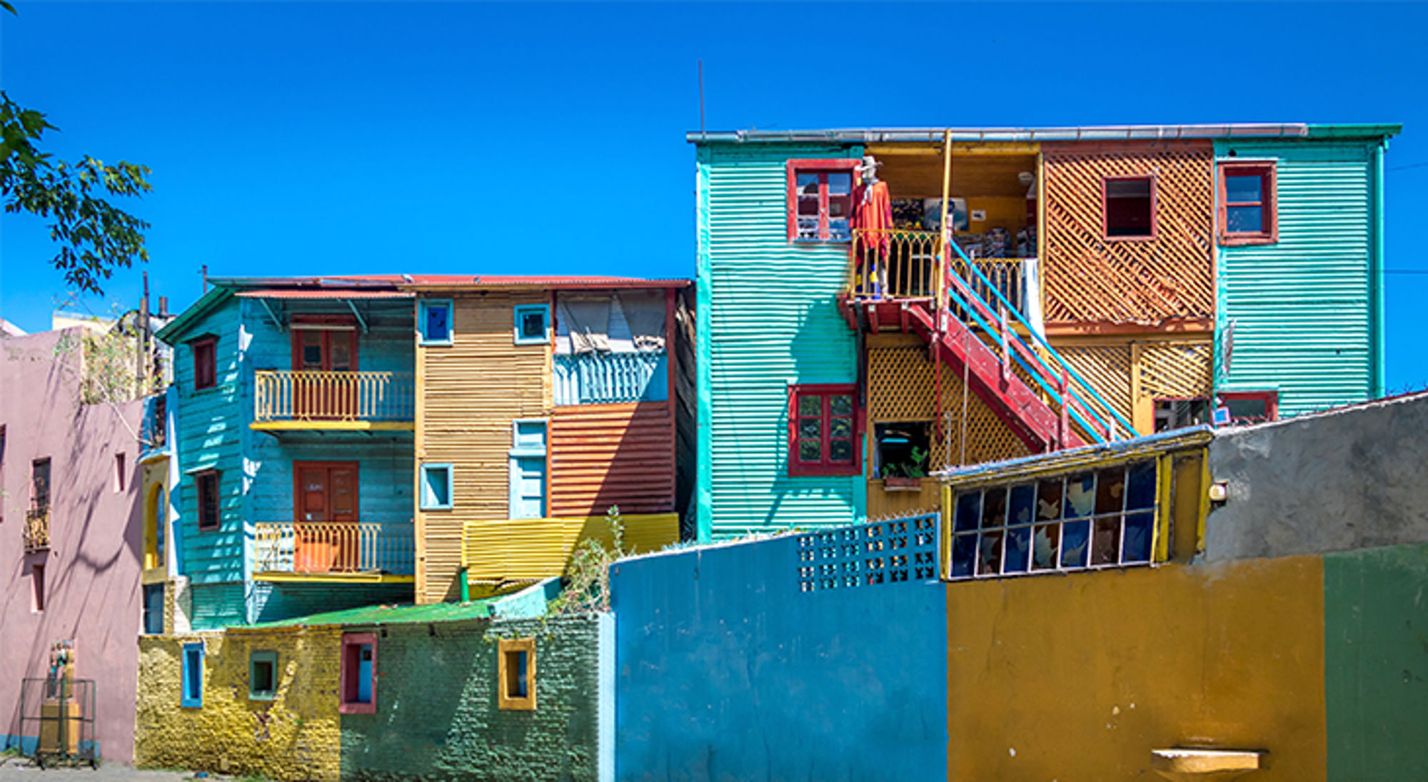 Kleurrijke huizen met balkons en trappen in de wijk La Boca in Buenos Aires, Argentinië.