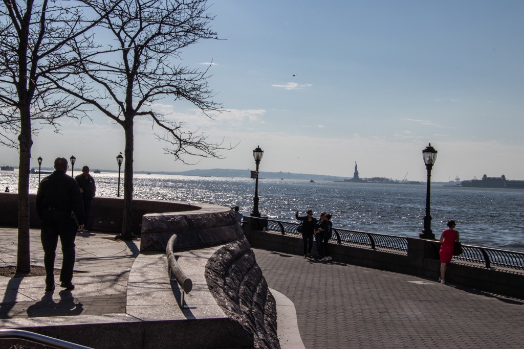 Promenade aan de Hudson River in New York met uitzicht op het Vrijheidsbeeld.