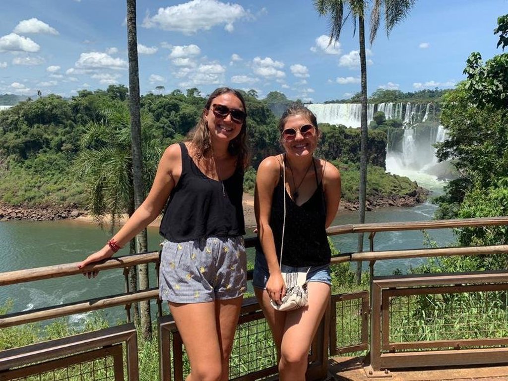 Twee reizigers bij de Iguazú-watervallen tijdens een 22-35ers reis door Brazilië.