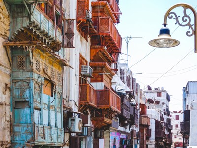 Traditionele houten balkons en gevels in het historische Al-Balad in Jeddah, Saoedi-Arabië.