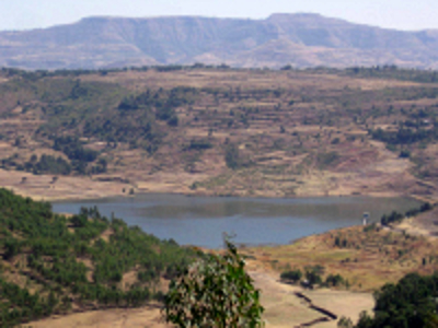 Uitzicht op een stuwmeer in het berglandschap van Ethiopië tijdens de Route Ethiopië 29 dagen.
