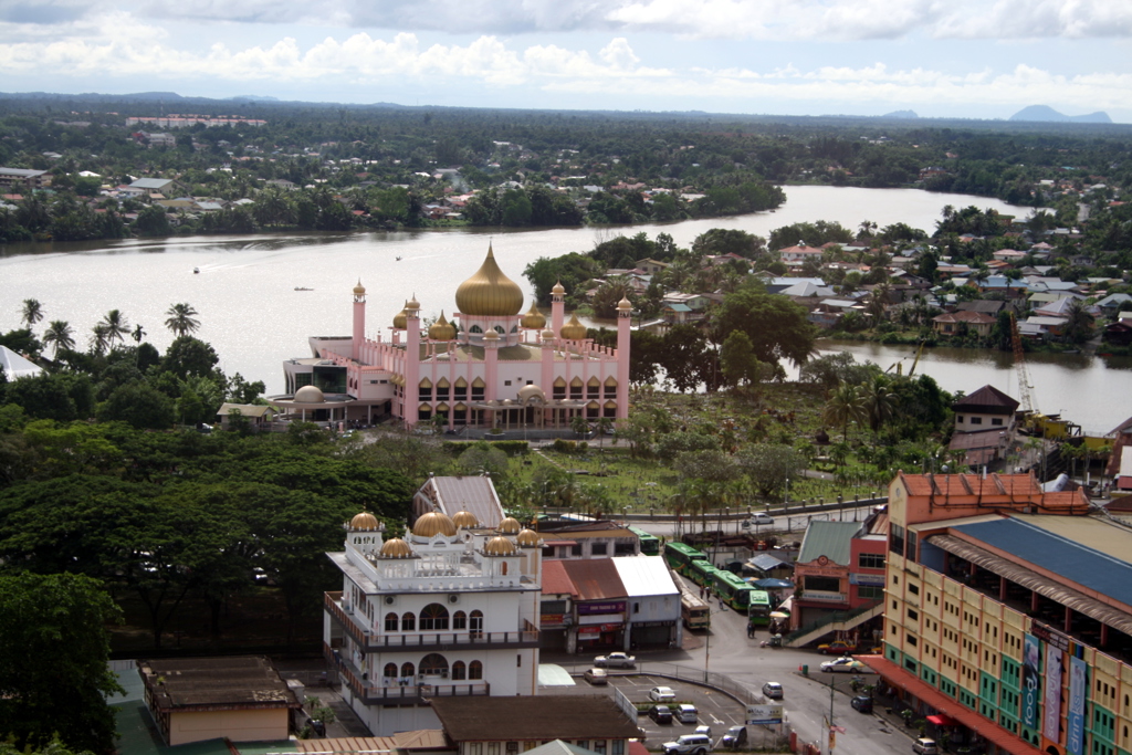 Uitzicht op een moskee met gouden koepel aan de rivier in Maleisisch Borneo.