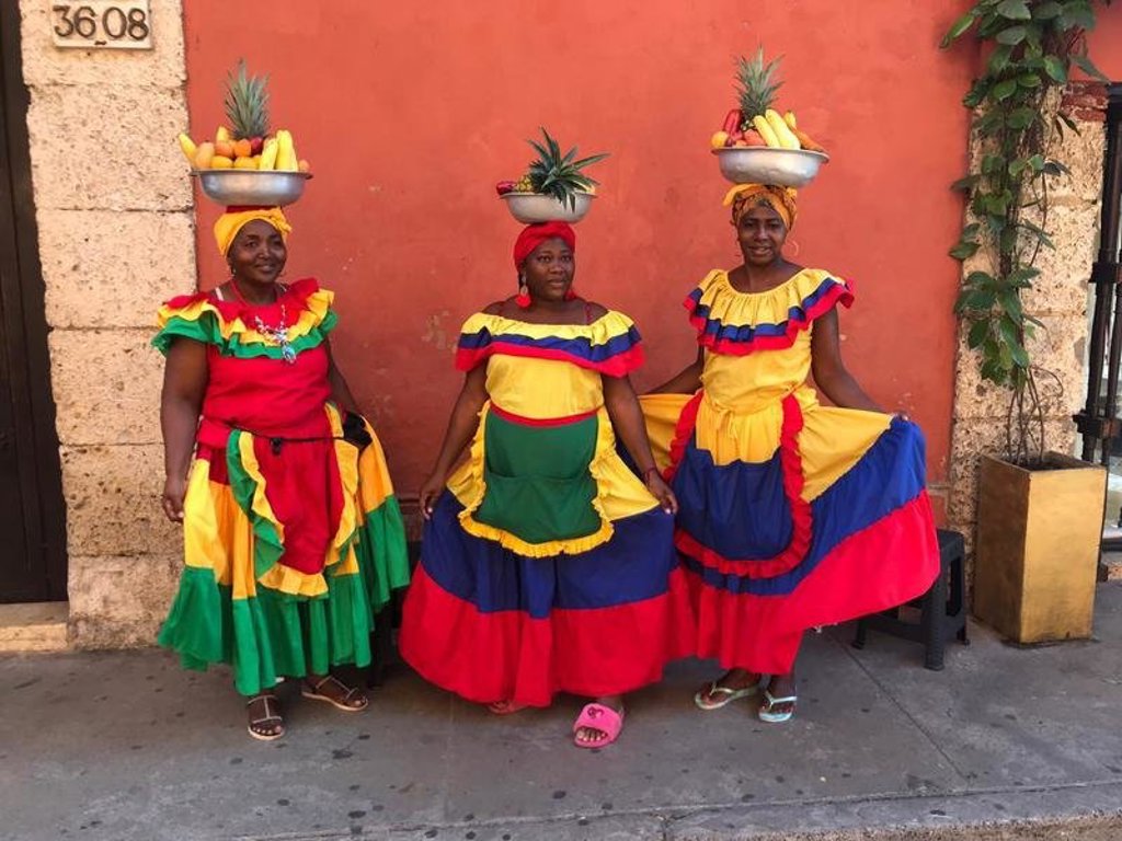 Papegaaien in een volière tijdens een familiereis door Colombia.