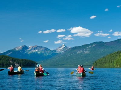 Kanotocht op een bergmeer in de Canadese Rockies tijdens Route Canada.