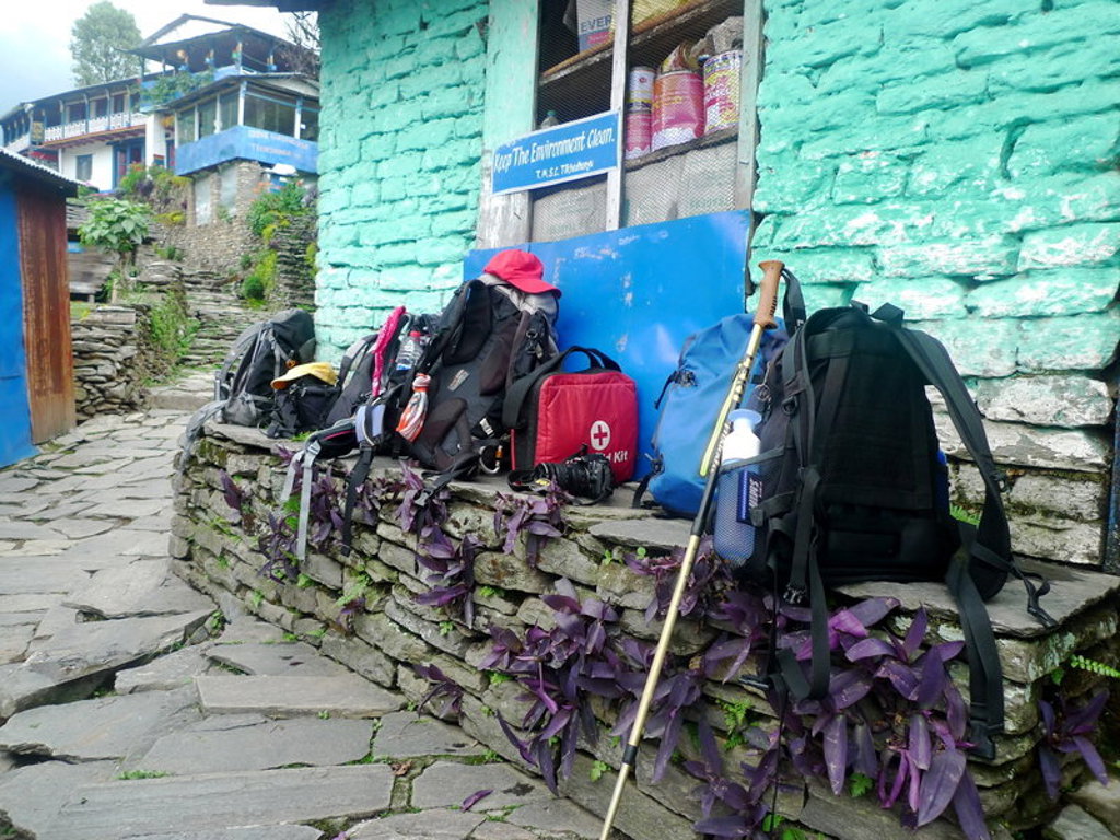 Rugzakken en wandelstokken klaar voor een trektocht tijdens een actieve groepsrondreis in Nepal.
