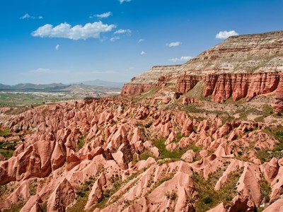 Rode rotsformaties en valleien in Cappadocië langs de wandelroute, Turkije.