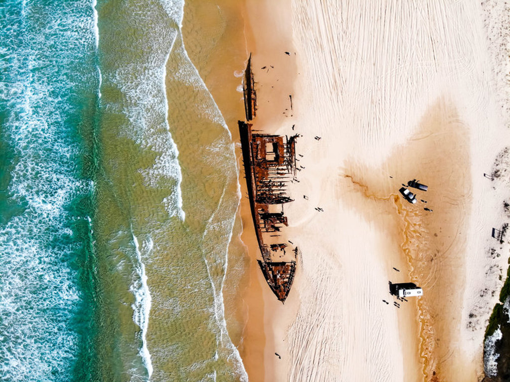 een scheepswrak op het strand aan de Australische kust tijdens een 22-35ers reis Australië.