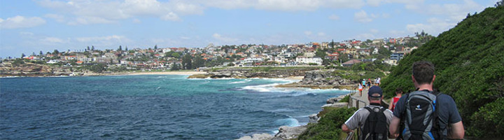 Wandelaars op de Bondi to Coogee Coastal Walk langs de kust bij Sydney, Australië.