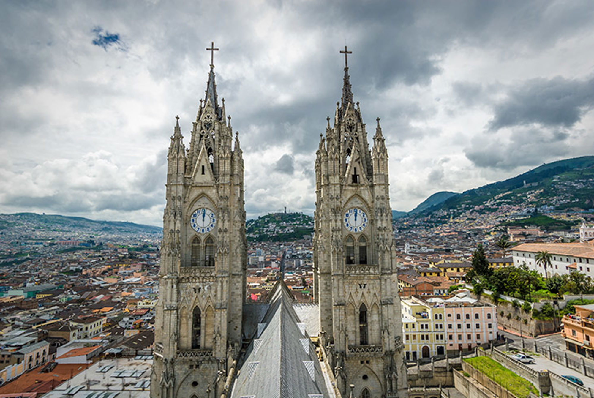 Kathedraal in Quito, Ecuador Uitzicht op de tweelingtorens van de Basílica del Voto Nacional boven de stad Quito.