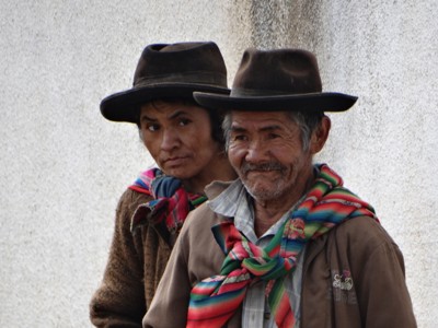Portret van twee mannen met hoeden en kleurrijke sjaals tijdens de route Bolivia en Chili.