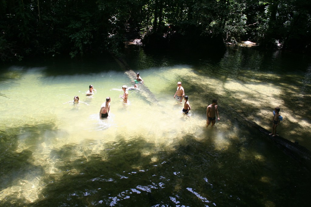 Zwemmen in een heldere rivier in de jungle van Maleisisch Borneo.