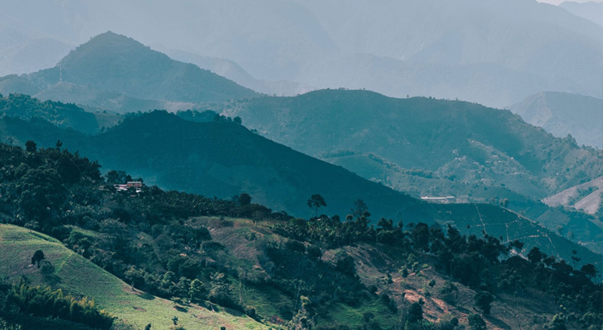 Jardín Groene berglandschappen in Colombia met mistige heuvels en valleien op de achtergrond.