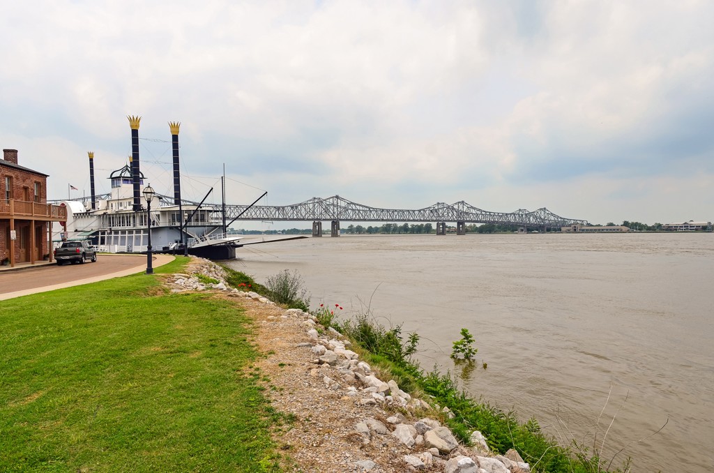 Radradstoomboot aan de oever van de Mississippi bij Natchez, met brug op de achtergrond.