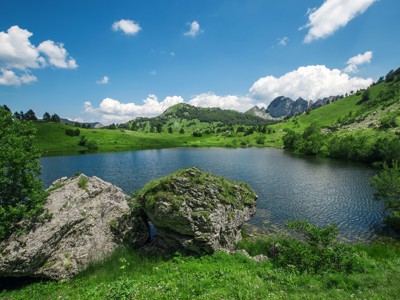 Groen berglandschap met helder bergmeer en rotsen in Bosnië en Herzegovina.