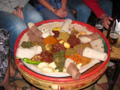 Gezamenlijke Ethiopische maaltijd met injera en diverse stoofgerechten tijdens Route Ethiopië 29 dagen.