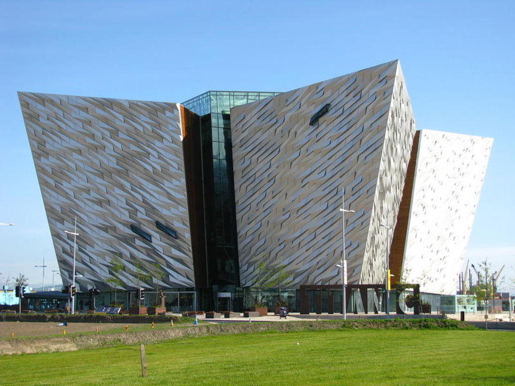 Titanic Belfast, modern museumgebouw in Belfast tijdens een groepsrondreis Verenigd Koninkrijk & Ierland.
