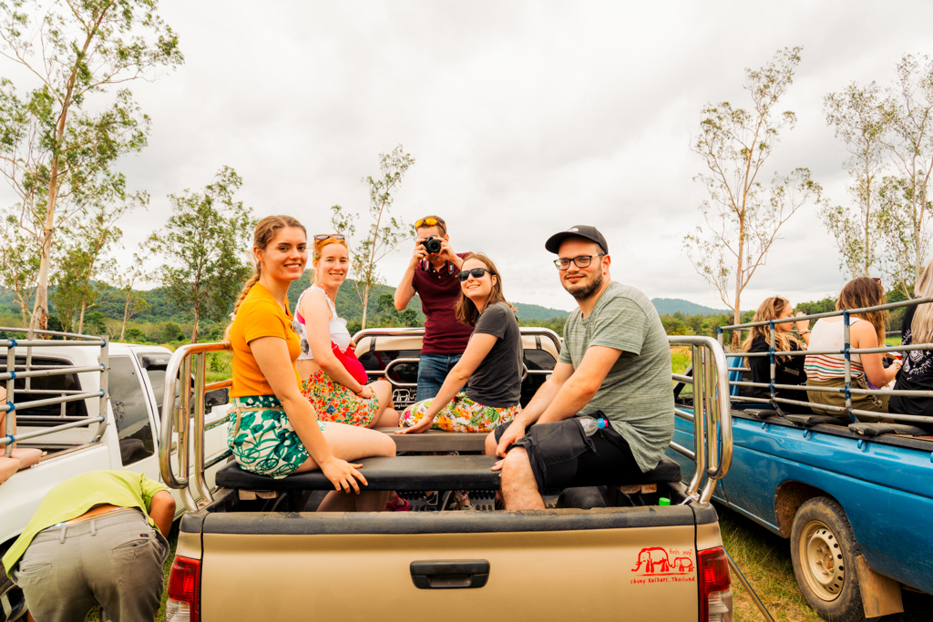 Jongeren tijdens een 22-35ers groepsrondreis Thailand in de achterbak van een pick-up in de natuur.