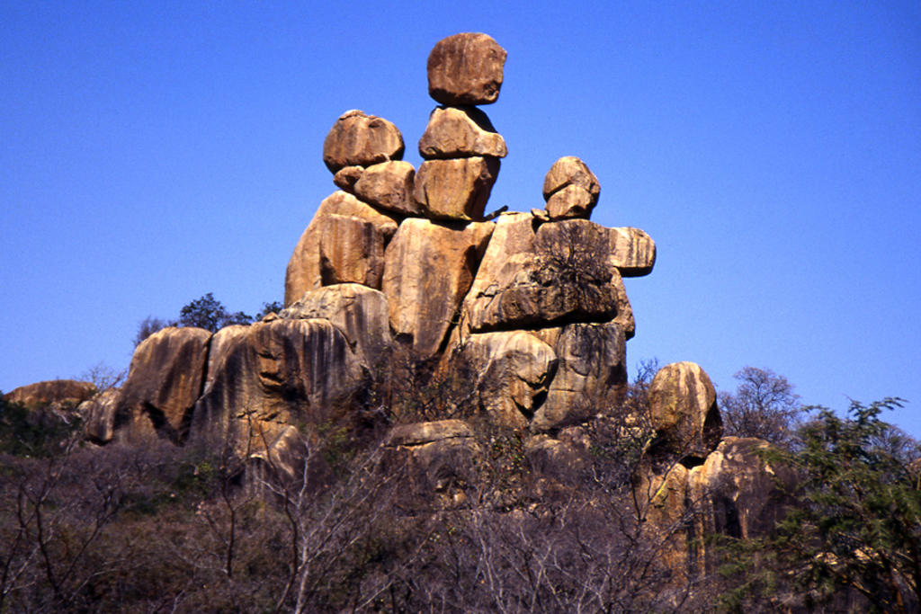 Balancerende rotsformatie in Zimbabwe onder een heldere blauwe lucht tijdens een groepsrondreis.
